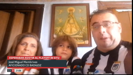 Los tres miembros de la familia atendiendo a Extremadura Deportes