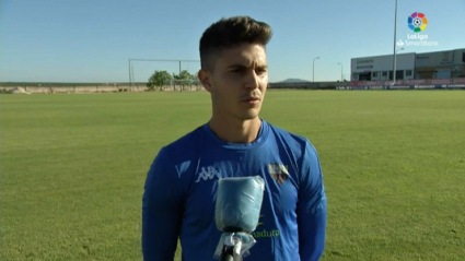 Óscar Pinchi atiende a los micrófonos de LaLiga tras un entrenamiento