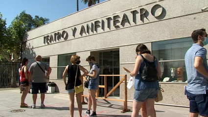 Turistas haciendo cola en la puerta del Teatro Romano de Mérida