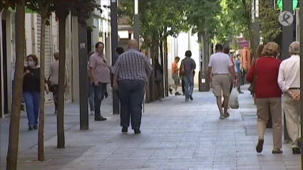 Personas paseando esta semana por la calle Menacho de Badajoz 