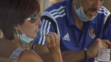 Persona fumando esta tarde en una terraza de Mérida