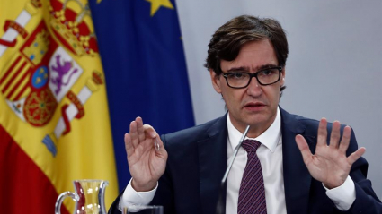 El Ministro de Sanidad Salvador Illa, hoy viernes, durante la rueda de prensa con la ministra de Defensa Margarita Robles, en el palacio de La Moncloa.