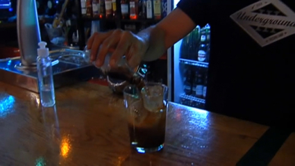 Un camarero sirviendo una copa en un pub