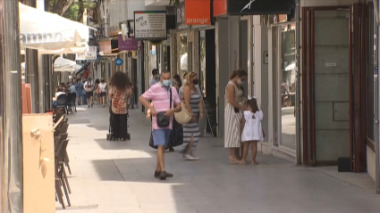 gente en la calle de Don Benito