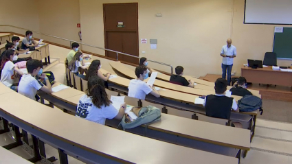 La última actividad presencial en la UEX, las pruebas de la EBAU, transcurrieron sin incidencias y resultaron un éxito. Aulas con estudiantes con mascarillas. La UEx adapta la docencia a la nueva normalidad.