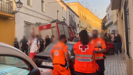 Miembros de Cruz Roja actuando en el lugar del derrumbe en Badajoz