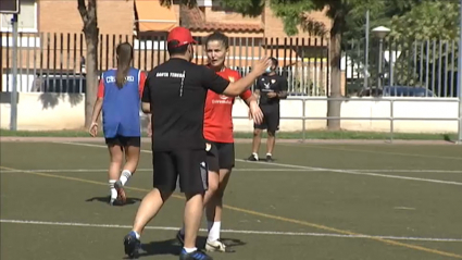 Juan Carlos Antúnez da instrucciones a una de sus jugadoras durante un entrenamiento