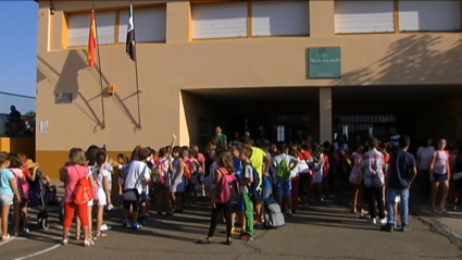 niños en la fila del colegio