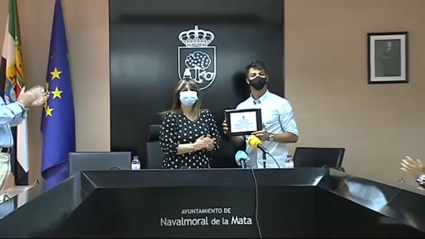 Óliver Torres recibe una placa como homenaje al trofeo conquistado con el Sevilla FC