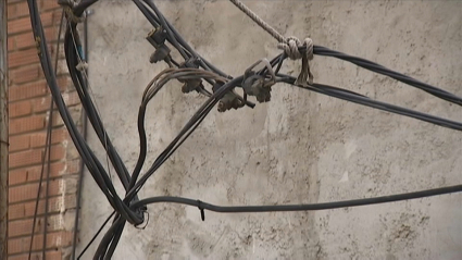 cables de la luz en el barrio del gurugú de Badajoz