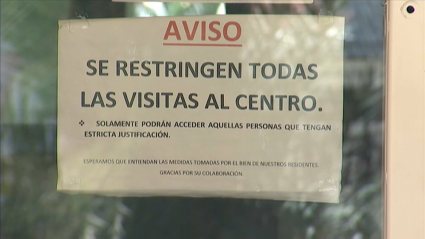 Un cartel anuncia la prohibición de visitas en Torrecillas de la Tiesa 