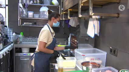 Sara trabajando en la cafetería Floco de Badajoz 