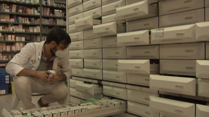 Farmacéutico trabajando en una botica