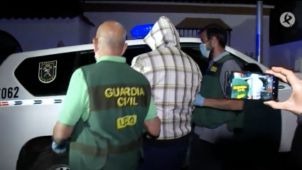 El detenido sale de su domicilio para volver al cuartel de la Guardia Civil de Zafra