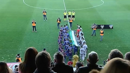 Salida al césped de los jugadores en un derbi entre Extremadura UD y CD Badajoz en el Francisco de la Hera