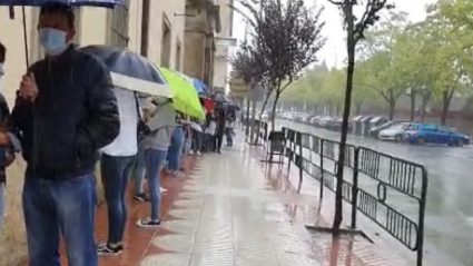 Ciudadanos esperan bajo la lluvia a hacerse la PCR