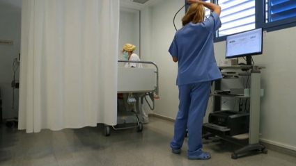 El equipo médico atiende a un paciente en un hospital.