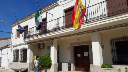 Exterior del Ayuntamiento de Saucedilla, esta mañana