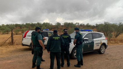 Dispositivo de la Guardia Civil a la entrada de la finca