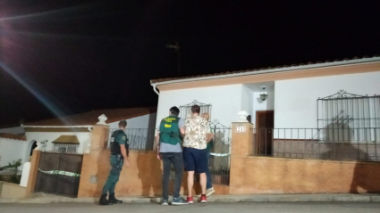 El detenido, a su llegada a su vivienda custodiado por la Guardia Civil