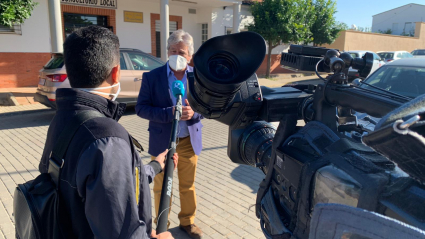 El alcalde de Bienvenida atiende a Canal Extremadura en las puertas del Consultorio Médico