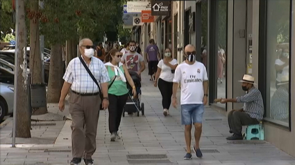 Vecinos de Badajoz pasean por la ciudad