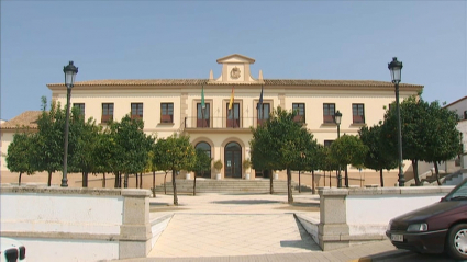 La localidad de Cabeza del Buey, con unos 5.000 habitantes, acumula en estos momentos 82 casos activos de coronavirus. Fachada del Ayuntamiento de Cabeza del Buey.