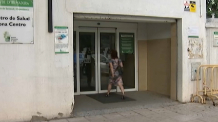 Una usuaria entra en el centro de salud de Zona Centro de Badajoz 