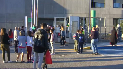 Padres y alumnos a las puertas del CEIP Juan Güel de Talayuela