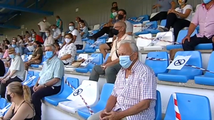 Aficionados en La Isla presenciando el partido