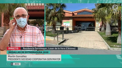 Martín González recogerá la Medalla de Extremadura en nombre de todos los profesionales de las residencias de mayores de la región. Imagen de la entrevista en directo a Martín González en Extremadura Noticias, de Canal Extremadura Televisión.