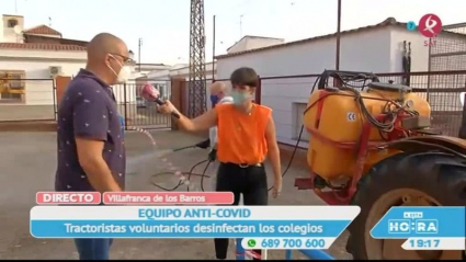 reportera entrevistando a un voluntario del equipo anti COVID Villafranca de los Barros