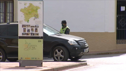 Guardia Civil controlando que se cumple el aislamiento social en Llera.