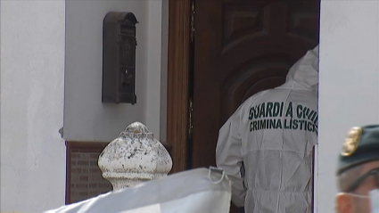 Un agente de criminalística accede a la casa del detenido en Monesterio.