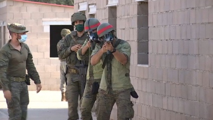 Un grupo de militares simula un ejercicio de protección en la Base General Menacho 