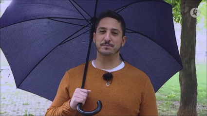David López-Rey hablando de paraguas
