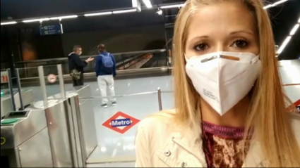 Joven extremeña usando el metro para ir a trabajar