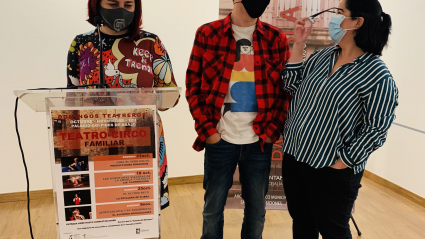 Imagen de Fernanda Valdés, Roberto Calle y Ana Fernández en la presentación de los Domingos Teatreros