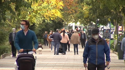 Personas paseando por el céntrico paseo cacereño de Cánovas