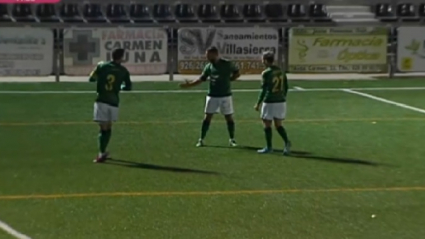 Cristo celebra el primer gol del Villanovense en Villarrubia.