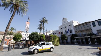 Coche de la Policía Local de Mérida en la Plaza de España