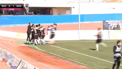 Los jugadores del CD Badajoz celebran el gol de Álex Corredera
