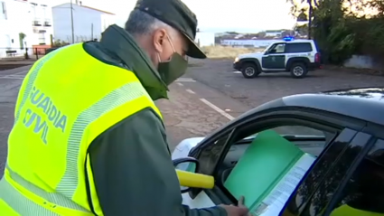 Guardia civil en un control durante el aislamiento perimetral en Usagre