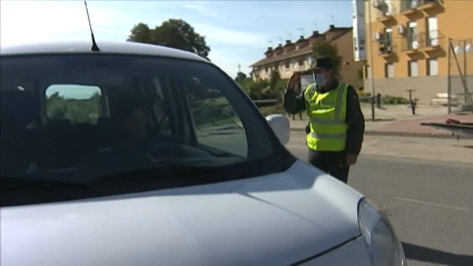 Un guardia civil vigila la entrada de un municipio confinado durante el Estado de Alarma