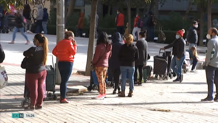 Extremadura tiene más del triple de tasa de pobreza y exclusión social que, por ejemplo, Navarra. Un grupo de personas hacen cola con carritos para recoger comida en bancos de alimentos.