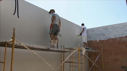 Albañiles luciendo una vivienda en construcción