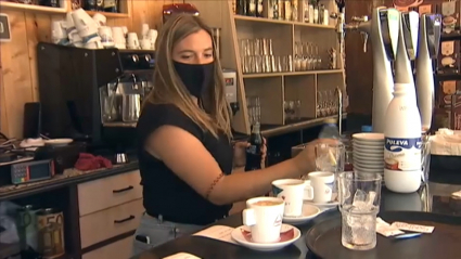 Según el último informe del Observatorio de Emancipación Joven de España, la población juvenil tiene con el coronavirus menos posibilidades de independizarse. Un camarera joven prepara varios cafés en la barra de un bar.