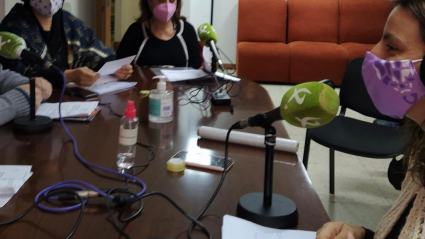 Momento del programa en directo de Canal Extremadura Radio. Carmen Lara, en el centro, pone voz a una víctima de violencia de género.