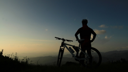 Ciclista mirando al horizonte