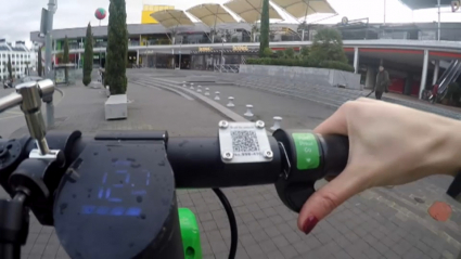 Conductora con un patinete eléctrico